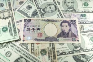 five-thousand-japanese-yen-notes-on-many-dollars-background-30615054_Large.jpg