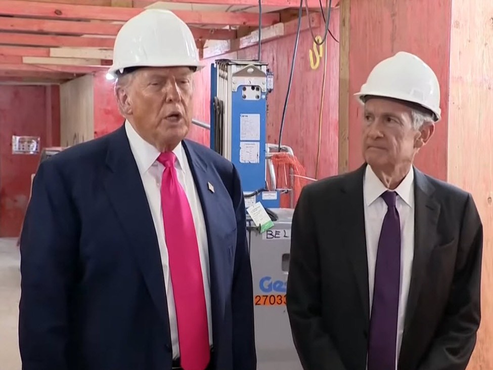 Trump20Powell_id_3d01d28d-a11c-4b07-aebe-965bc4033320_size975.jpg